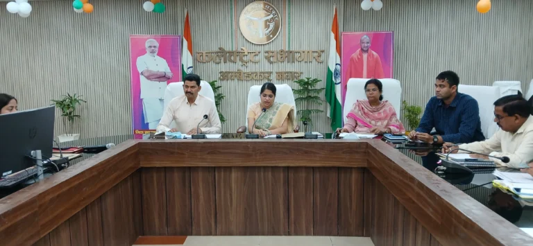 जिलाधिकारी ने परिषदीय एवं कस्तूरबा गांधी विद्यालयों की समीक्षा कर दिए आवश्यक निर्देश