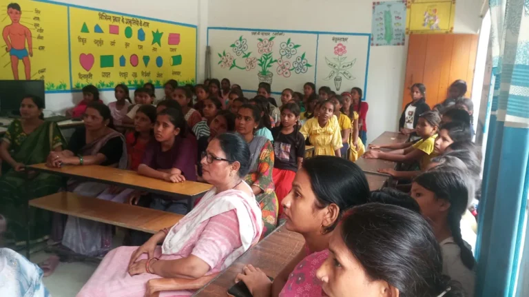 कस्तूरबा गांधी एवं राजकीय विद्यालयों में बच्चों ने देखी देश भक्ति से संबंधित फिल्में
