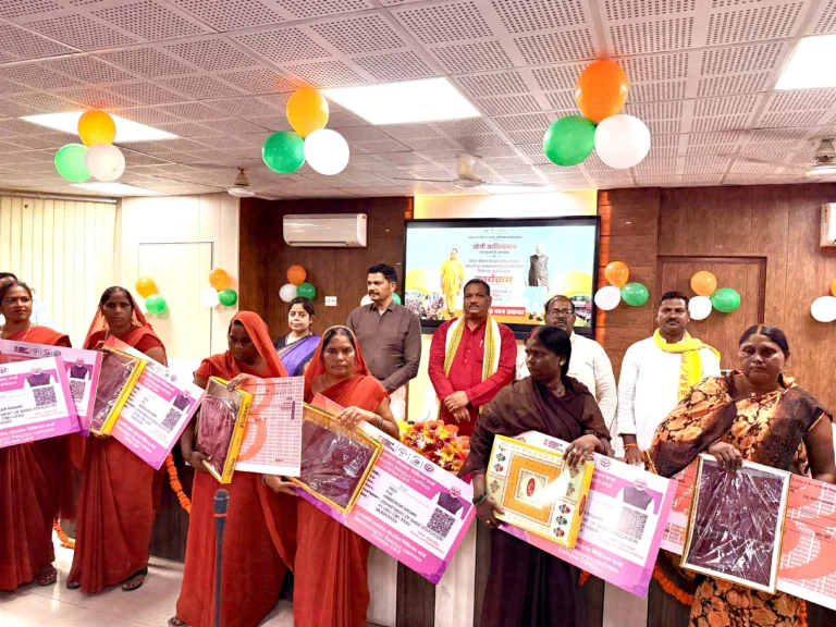 पीएम पोषण योजना के रसोइयों के सम्मान समारोह एवं कैशलेस चिकित्सा कार्ड वितरण कार्यक्रम का आयोजन