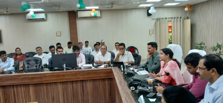 सीएम डैशबोर्ड पर विकास कार्यों एवं आईजीआरएस शिकायतों के निस्तारण की जिलाधिकारी ने की समीक्षा