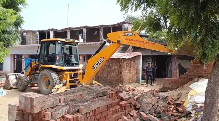 अतिक्रमण हटाने हेतु तालाब पर चला प्रशासन का बुलडोजर