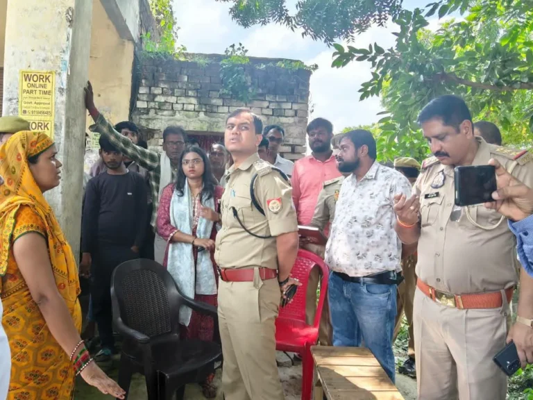 अंबेडकर नगर: बरियावन-किछौछा मार्ग पर दबंगों का कहर, 3 जेसीबी और हथियारों के बल पर ढहाए दर्जनों आशियाने