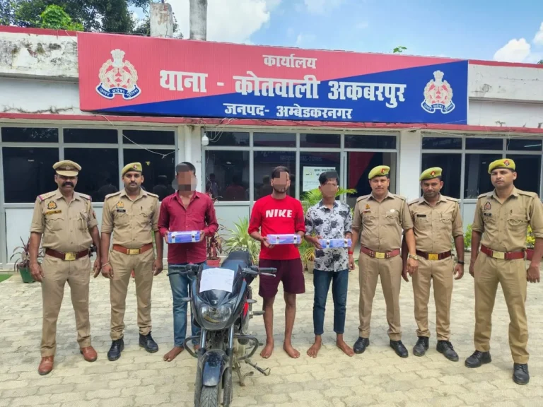 अकबरपुर पुलिस टीम द्वारा अन्तर्जनपदीय मोबाइल चोर गिरोह का पर्दाफाश,तीन गिरफ्तार