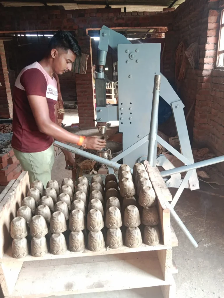 माटीकला ने बदली राजितराम की तकदीर, पारंपरिक हुनर से खड़ा किया सफल स्वरोजगार का मॉडल