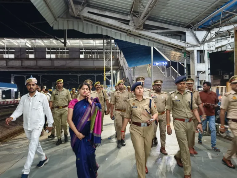 डीएम एसपी ने नगर में पैदल गश्त कर लिया सुरक्षा व्यवस्था का जायजा