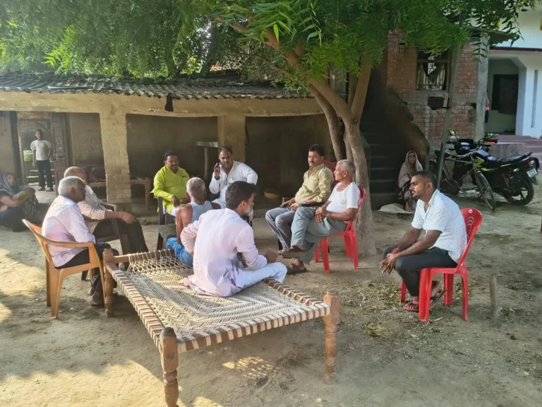 अंबेडकर नगर: सियासत से परे दिखी इंसानियत, बूथ अध्यक्ष के परिवार के साथ खड़े हुए ब्लॉक प्रमुख