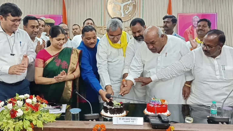 प्रभारी मंत्री ने केक काटकर प्रधानमंत्री जी का मनाया जन्मदिवस