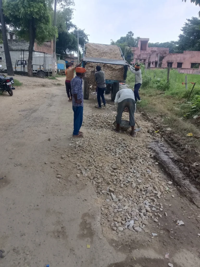 वर्षा से क्षतिग्रस्त मार्गों की मरम्मत का कार्य तेज