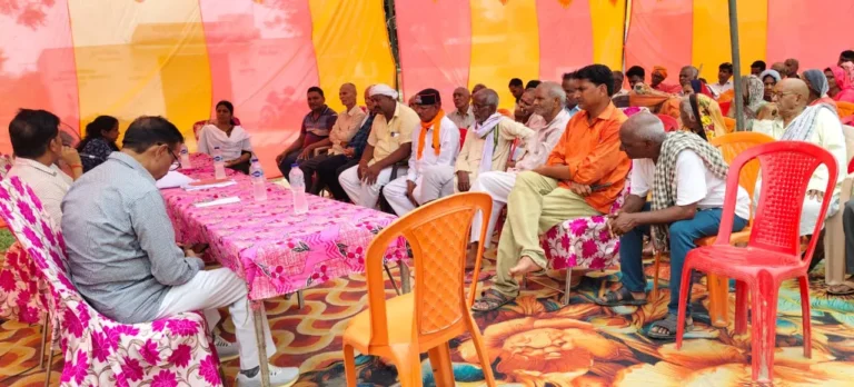 ग्राम चौपाल में ग्रामीणों की समस्याओं को अधिकारियों ने कराया निस्तारण