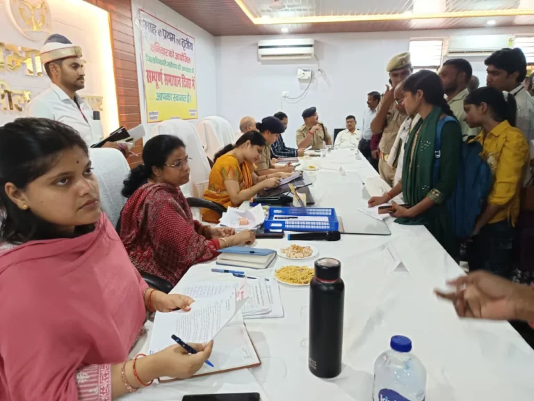 संपूर्ण समाधान दिवस में जलालपुर में जिलाधिकारी ने सुनी समस्याएं