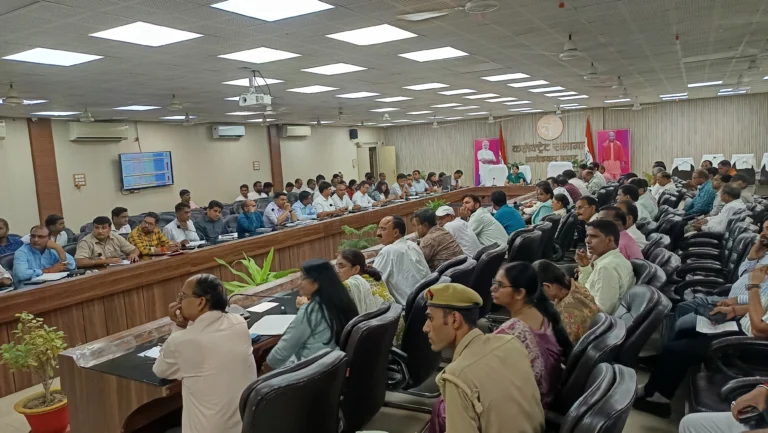 आईजीआरएस शिकायतों के निस्तारण की डीएम ने की समीक्षा, रैंकिंग में सुधार के दिए निर्देश
