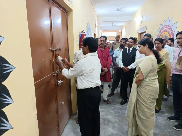 जिला निर्वाचन अधिकारी ने ईवीएम-वीवीपैट वेयरहाउस का किया आंतरिक निरीक्षण