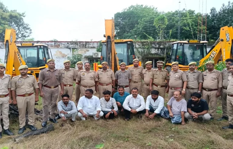 अंबेडकर नगर:बरियावन बाजार में तोड़फोड़ के मामले में तीन जेसीबी मशीन व आठ गिरफ्तार