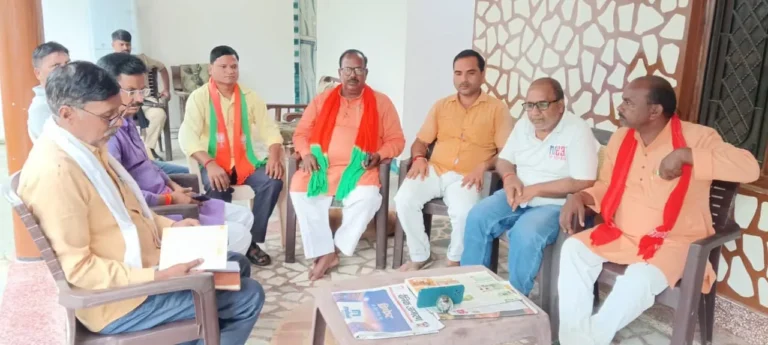 प्रधानमंत्री के मन की बात को विधायक ने कार्यकर्ताओं संग सुनी