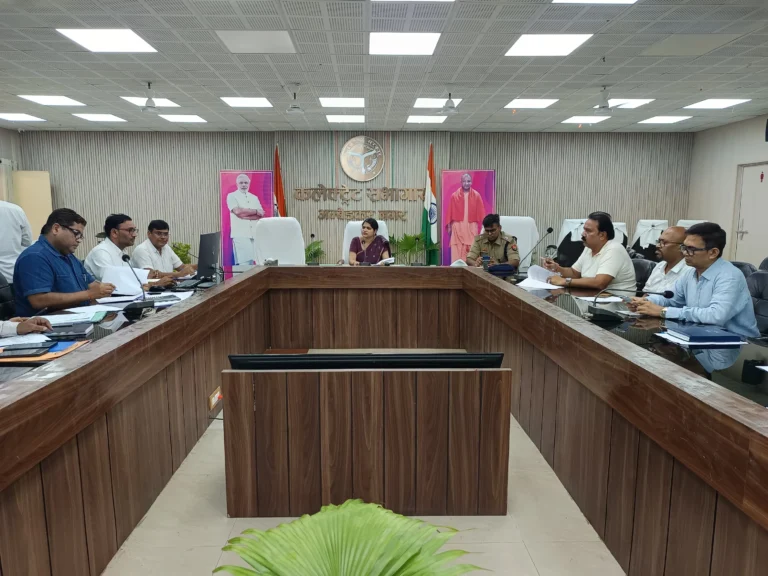 निवेश मित्र पोर्टल पर लंबित आवेदनों का समयबद्ध निस्तारण सुनिश्चित करें: जिलाधिकारी ईशा प्रिया