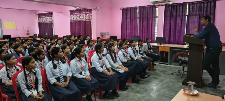 ज्वाइंट मजिस्ट्रेट ने राजकीय आश्रम पद्धति विद्यालय तेंदुई कला में की करियर काउंसलिंग