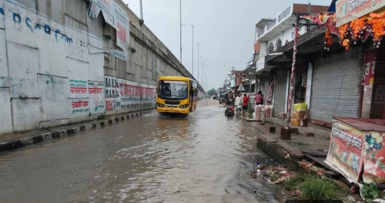 जल भराव की समस्या से बच्चे व अभिभावक परेशान