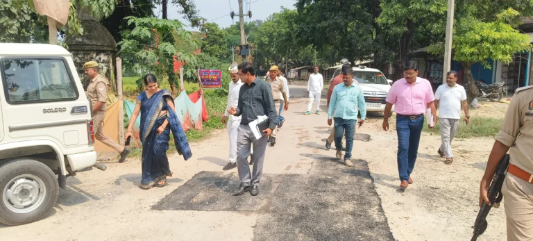 जिलाधिकारी ने मार्गों की गड्ढामुक्ति एवं मरम्मत कार्यों का किया औचक निरीक्षण