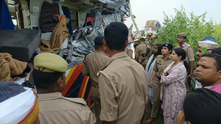 गोरखपुर लिंक एक्सप्रेसवे पर भीषण सड़क हादसा, चार की मौत