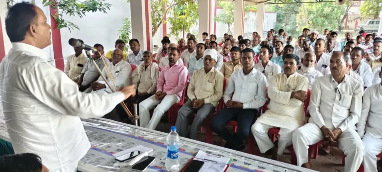 समाजवादी पार्टी कार्यालय पर कार्यकर्ताओं की एक महत्वपूर्ण बैठक हुई