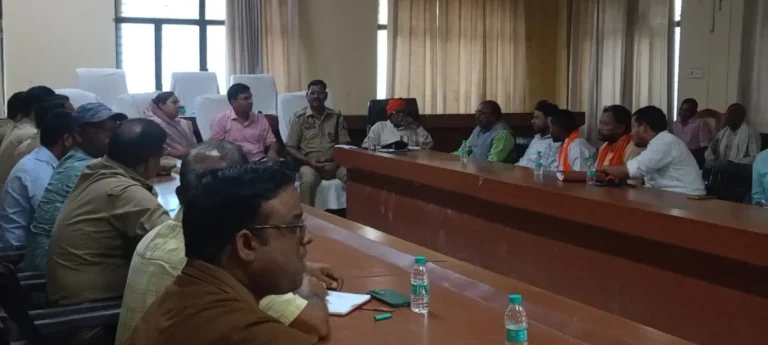 दुर्गा पूजा,रामलीला एवं मूर्ति विसर्जन को लेकर तहसील सभागार में बैठक आयोजित