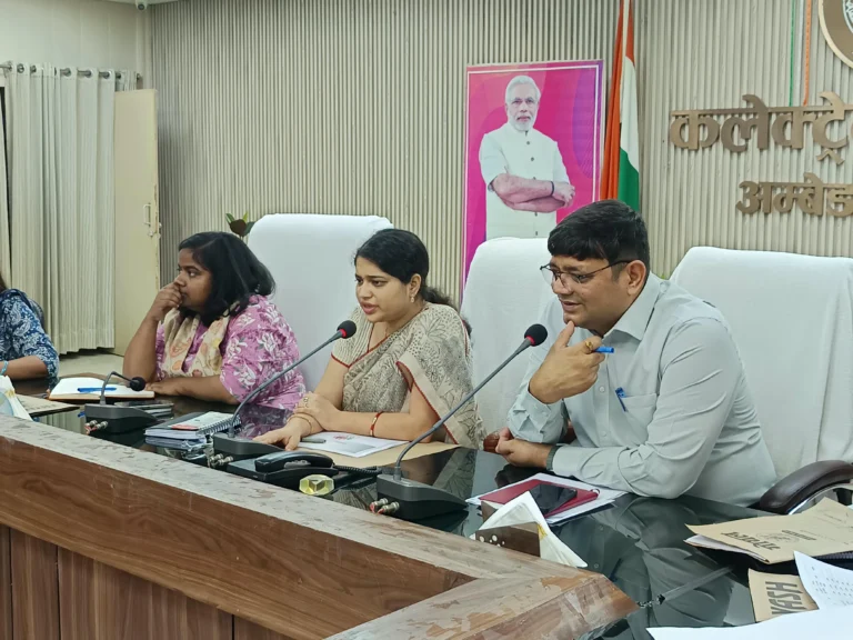 IGRS पोर्टल पर प्राप्त जनशिकायतों के निस्तारण की डीएम ने की समीक्षा