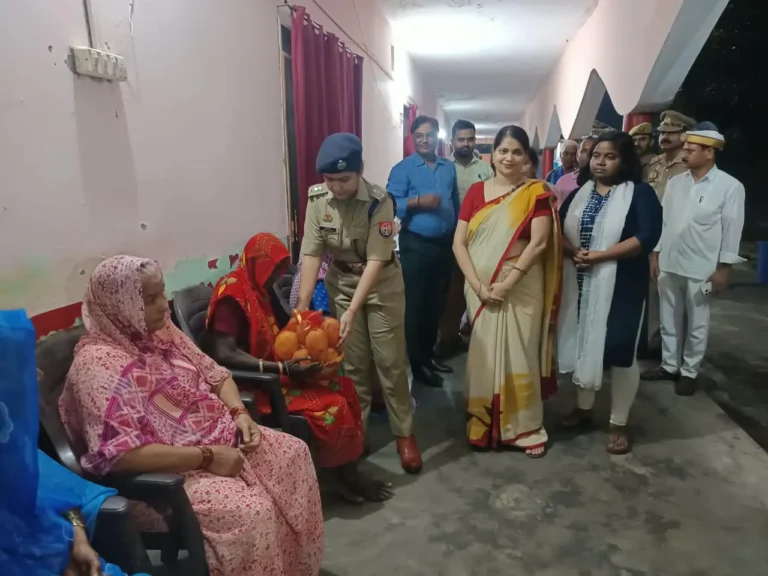 नवरात्रि के पावन अवसर पर वृद्धाश्रम में संवासियों को वितरित किए गए मौसमी फल