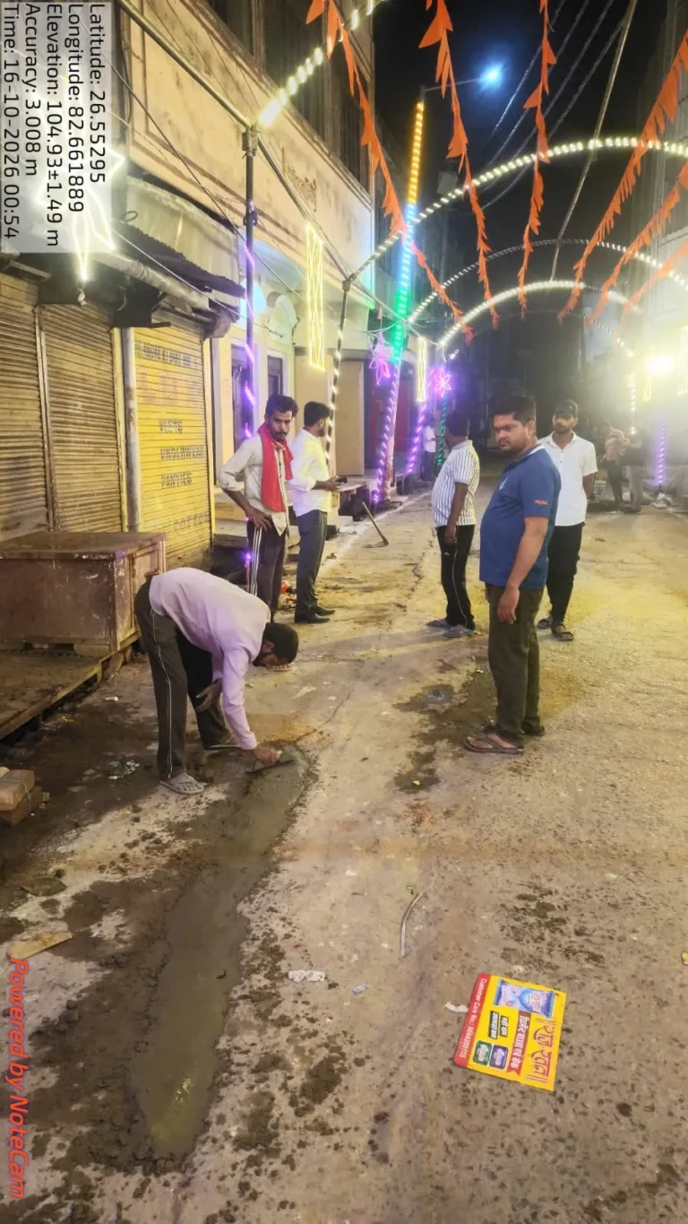 दुर्गा पूजा के दृष्टिगत टांडा में असमतल सड़क को कराया गया दुरुस्त