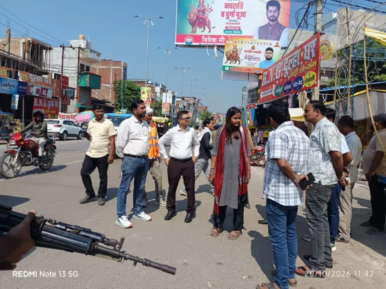 नवरात्रि एवं दुर्गा प्रतिमा विसर्जन के दृष्टिगत शहजादपुर बाजार में विद्युत सुरक्षा एवं साफ-सफाई व्यवस्था का निरीक्षण