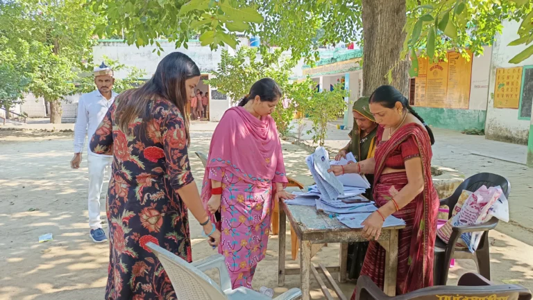 विशेष मतदाता पंजीकरण शिविर का एसडीएम ने बूथों का किया निरीक्षण