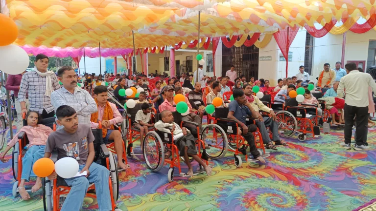 दिव्यांगजनों के जीवन को आसान बनाने की पहल, विकास भवन में बांटे गए सहायक उपकरण
