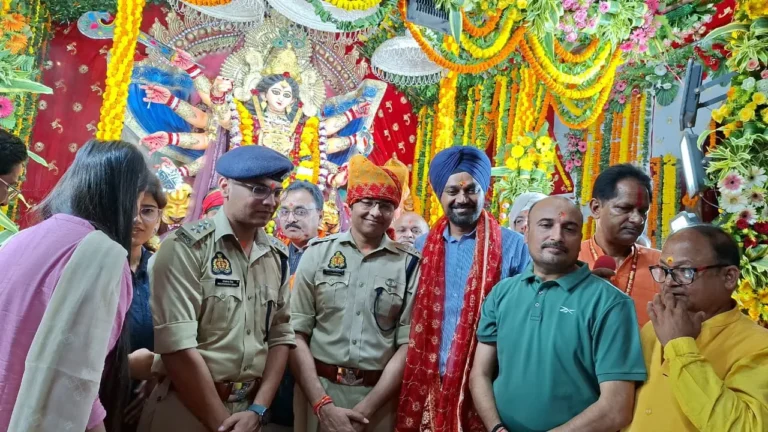 सुल्तानपुर में ऐतिहासिक दुर्गा पूजा विसर्जन शोभायात्रा का भव्य शुभारंभ, DM-SP ने हरी-लाल झंडी दिखाकर किया रवाना