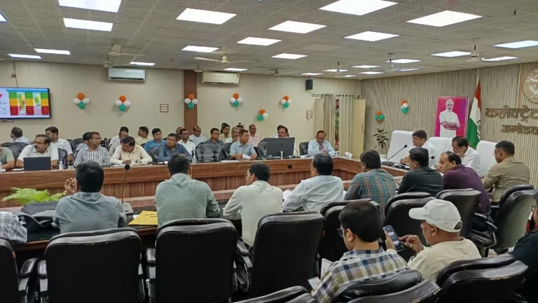 जिला स्वास्थ्य समिति की बैठक में स्वास्थ्य योजनाओं के प्रगति की हुई समीक्षा