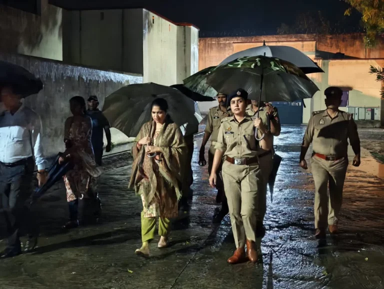 जिलाधिकारी ने पुलिस अधीक्षक के साथ जिला कारागार का किया आकस्मिक निरीक्षण
