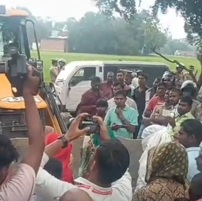 जेसीबी के आगे डटीं महिलाएं, कब्जे की कार्रवाई तीन घंटे बाद भी नहीं हो पाई