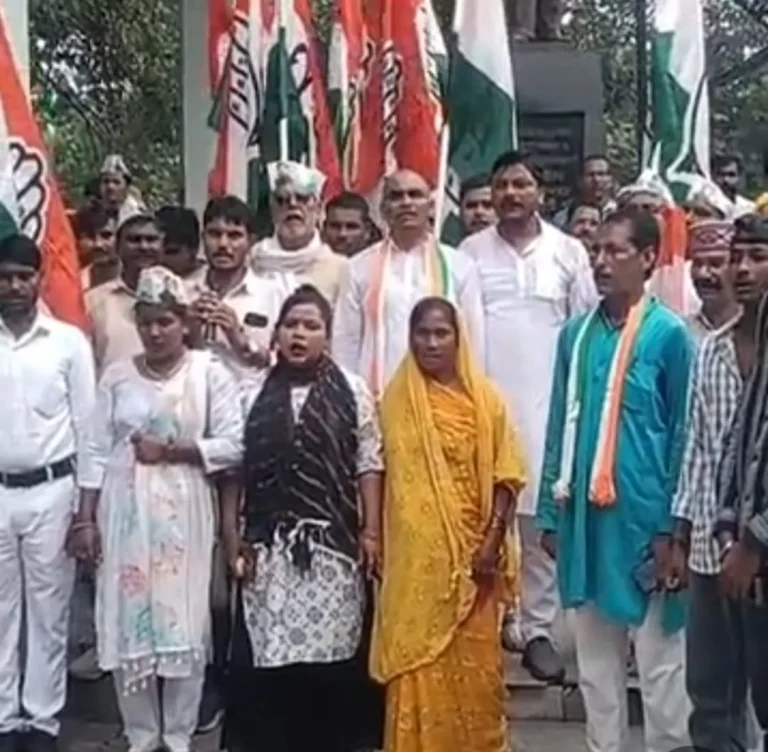 मतदाता सूची में नाम हटाने के विरोध में कांग्रेस का प्रदर्शन, SIR रोकने और बैलेट पेपर से चुनाव की मांग