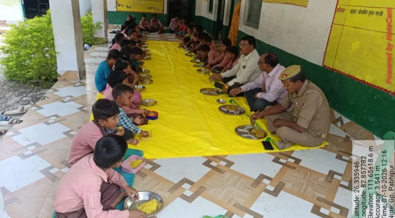 सभी परिषदीय विद्यालयों में पहुंचे अधिकारी, बच्चों के साथ किया मध्यान्ह भोजन