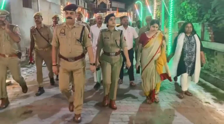 नवरात्रि के दृष्टिगत जिलाधिकारी ने टांडा नगर क्षेत्र के दुर्गा प्रतिमा पंडालों का किया निरीक्षण